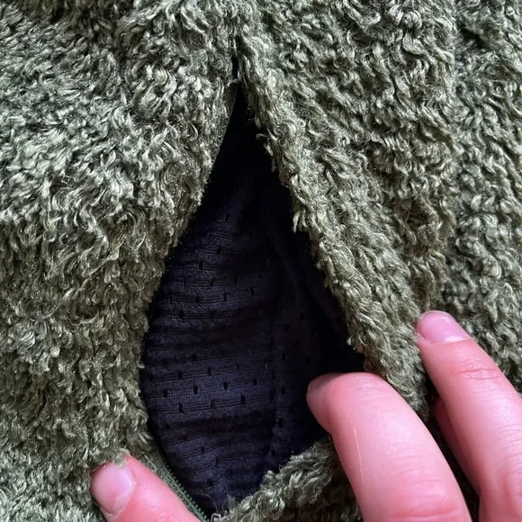 Green sweatshirt - Picture 2 of 4